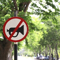 תמרור אזהרה על איסור לצפור. אילוסטרציה (צילום: iStock)