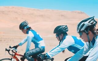 נבחרת רוכבות האופניים של אפגניסטן, צילום מסך מסרט של Neman Noori נבחרת רוכבות האופניים של אפגניסטן, צילום מסך מסרט של Neman Noori