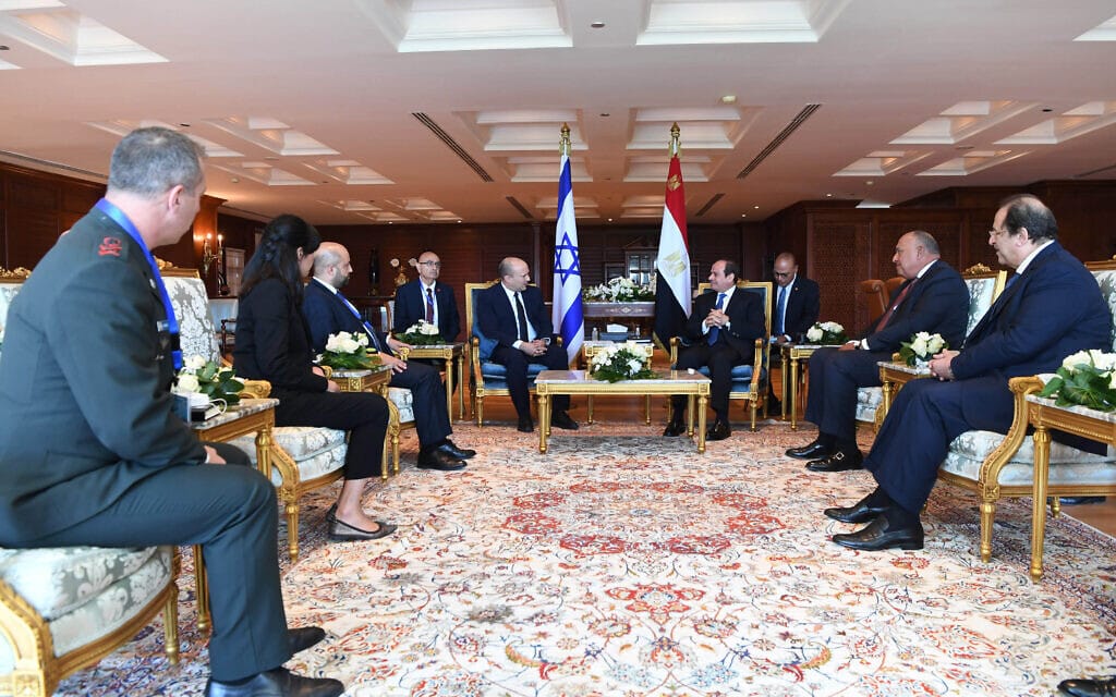 ראש הממשלה נפתלי בנט ונשיא מצרים עבד אל-פתאח א-סיסי ואנשי צוותיהם בשארם א-שייח, 13 בספטמבר 2021 (צילום: קובי גדעון, לע"מ)