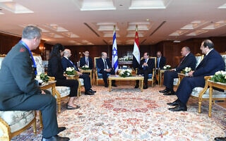 ראש הממשלה נפתלי בנט ונשיא מצרים עבד אל-פתח א-סיסי ואנשי צוותיהם בשארם א-שייח, 13 בספטמבר 2021 (צילום: קובי גדעון, לע"מ) ראש הממשלה נפתלי בנט ונשיא מצרים עבד אל-פתח א-סיסי ואנשי צוותיהם בשארם א-שייח, 13 בספטמבר 2021 (צילום: קובי גדעון, לע"מ)