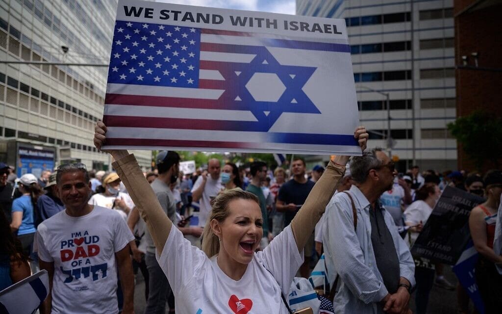הפגנה פרו-ישראלית ונגד אנטישמיות והתקפות אנטישמיות במנהטן, ניו יורק, 23 במאי (צילום: Ed JONES / AFP))