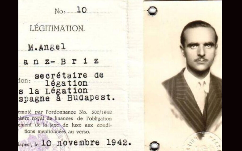 תעודת הזהות הדיפלומטית של אנחל סאנס-בריס, שהונפקה ב-1942 (צילום: באדיבות מרכז ספרד־ישראל)