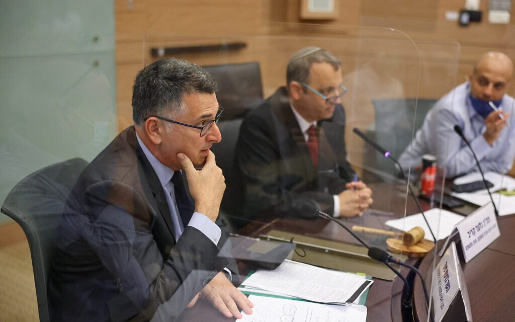 שר המשפטים גדעון סער בוועדת החוקה של הכנסת, 20 באוקטובר 2021 (צילום: נועם מושקוביץ, דוברות הכנסת)