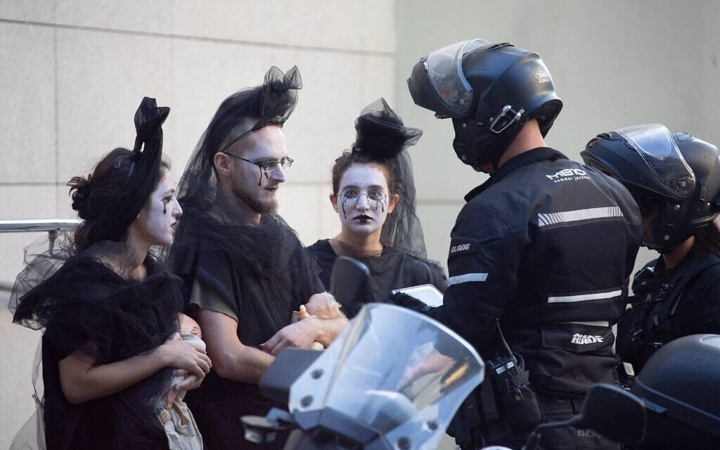 המשטרה מפנה מפגן מחאה של המרד בהכחדה בבנק הפועלים בתל אביב, 6 באוקטובר 2021 (צילום: המרד בהכחדה)
