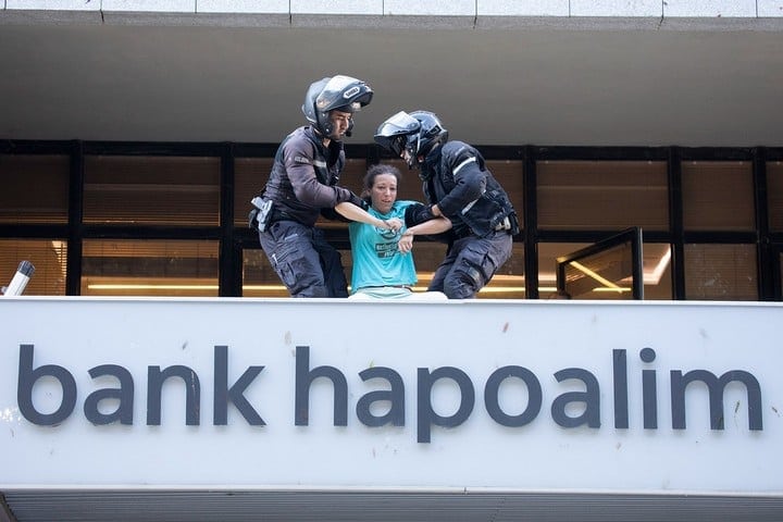 המשטרה מפנה מפגן מחאה של המרד בהכחדה בבנק הפועלים בתל אביב, 6 באוקטובר 2021 (צילום: המרד בהכחדה)