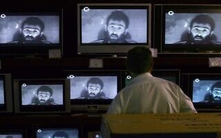 תמונת רון ארד בשבי (צילום: KEVIN FRAYER / AP) תמונת רון ארד בשבי (צילום: KEVIN FRAYER / AP)