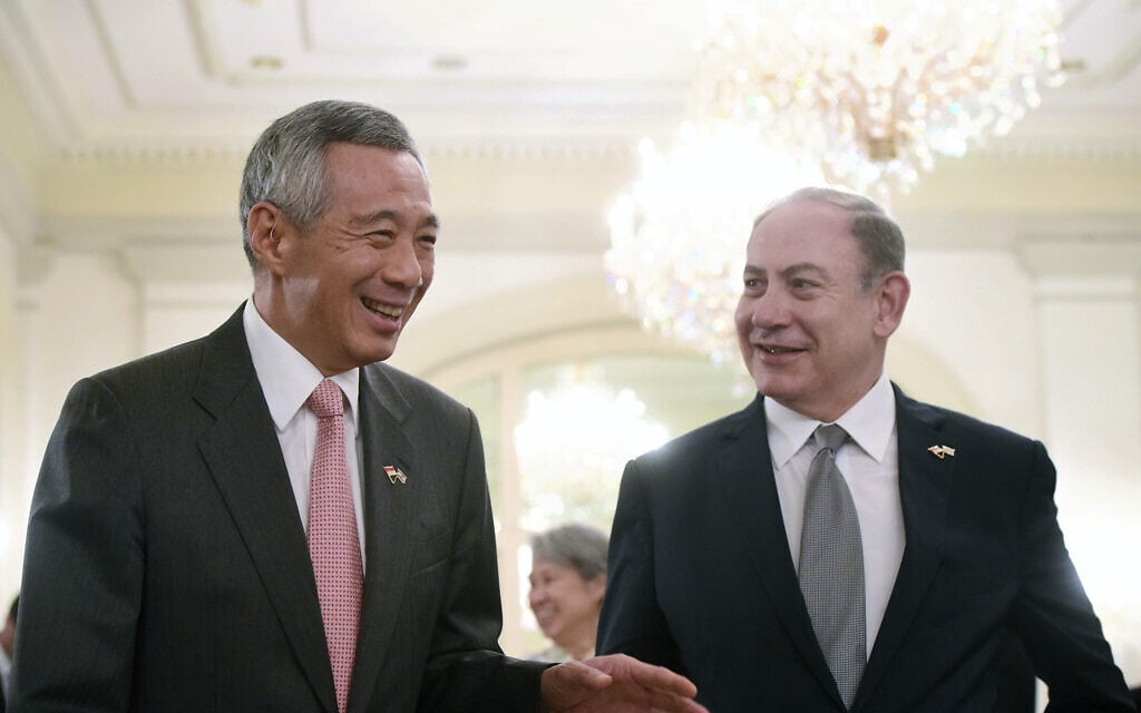 ראש הממשלה דאז בנימין נתניהו עם ראש ממשלת סינגפור לי שיינלונג בעת ביקור של נתניהו בסינגפור, פברואר 2017 (צילום: AP Photo/Joseph Nair)