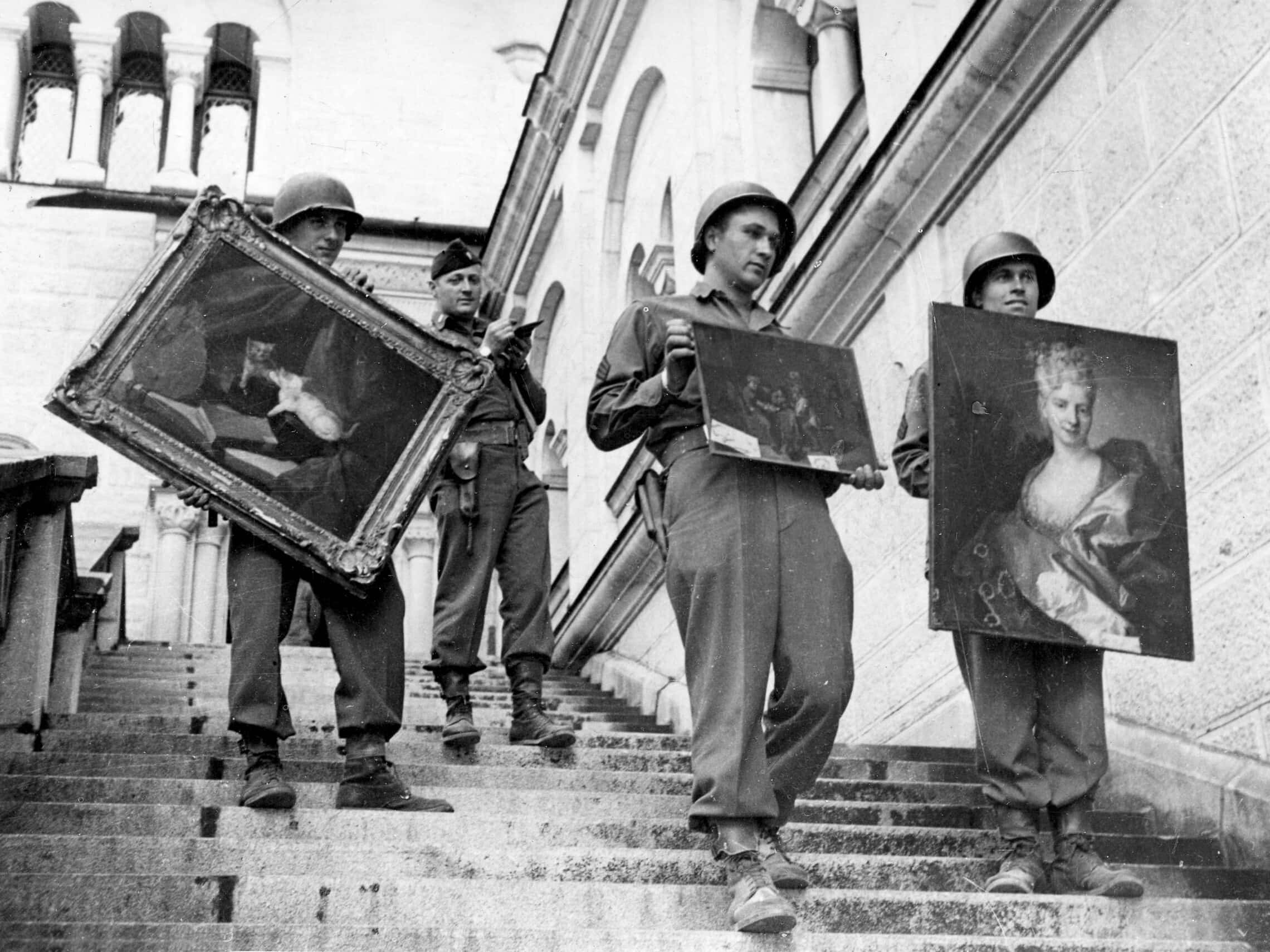 חיילים אמריקאים מחזיקים ביצירות שנבזזו והוחבאו על ידי נאצים, מאי 1945 (צילום: AP Photo/Keystone Pool/Horace Abrahams)