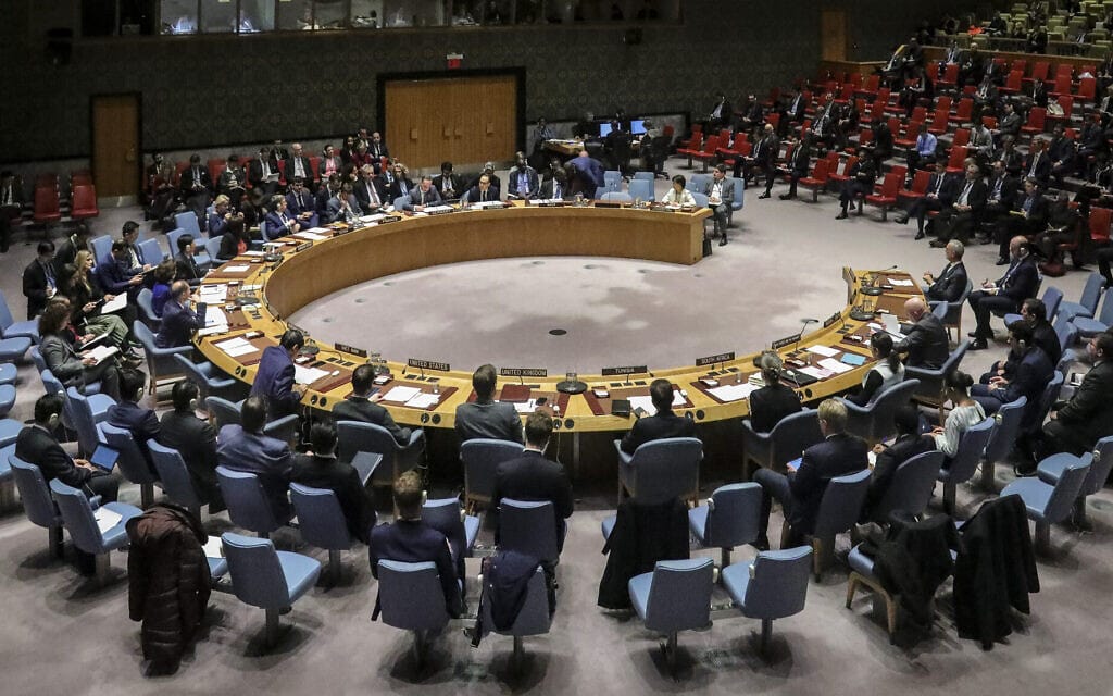 חברי מועצת הביטחון של האו&quot;ם, יחד עם שר החוץ של גרמניה הייקו מאס, מתכנסים לדון באמנה למניעת הפצת נשק גרעיני במטה האו&quot;ם, 26 בפברואר 2020 (צילום: AP Photo/ Bebeto Matthews)