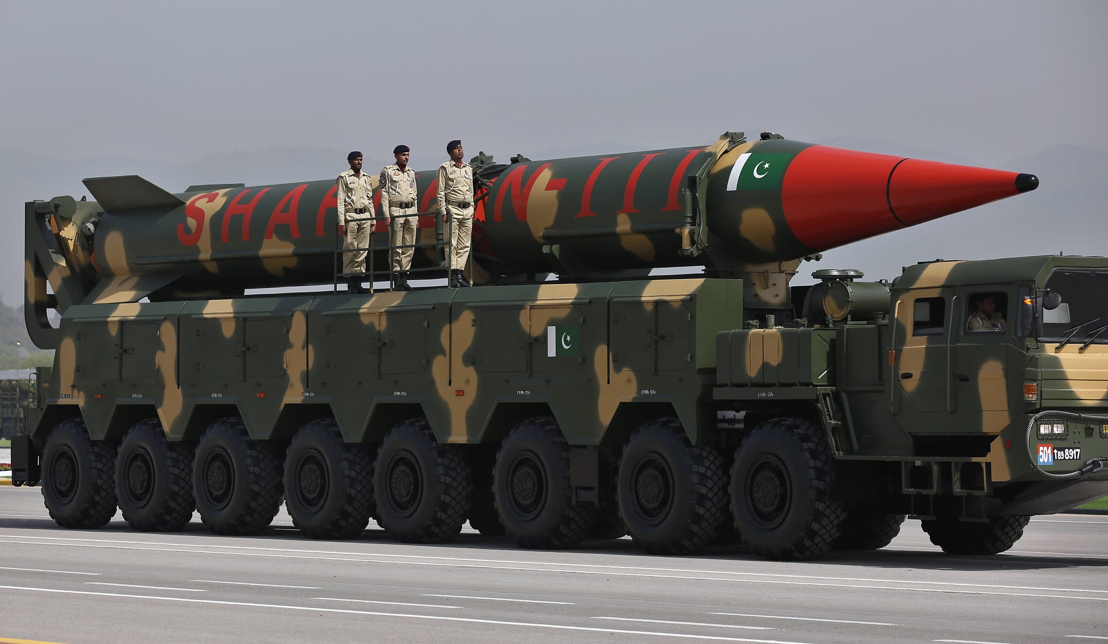 טיל שאהין 3 בעל ראש נפץ גרעיני מתוצרת פקיסטן, מוצג בתהלוכה צבאית בפקיסטן,25 במרץ 2021 (צילום: AP Photo/Anjum Naveed)