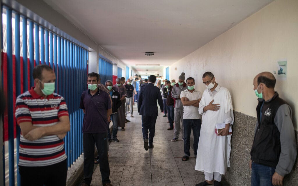 אסירים בבית כלא בבירה רבאט מקבלים חיסון נגד קורונה, 26 במאי 2021 (צילום: AP Photo/Mosa&#039;ab Elshamy)