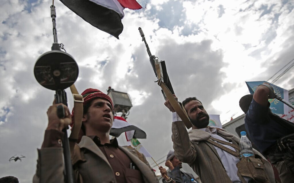 תומכי החות'ים בתימן בעצרת לציון יום השנה השביעי להשתלטות החות'ית  על בירת תימן, צנעא, 21 בספטמבר, 2021 (צילום: AP Photo/Hani Mohammed)