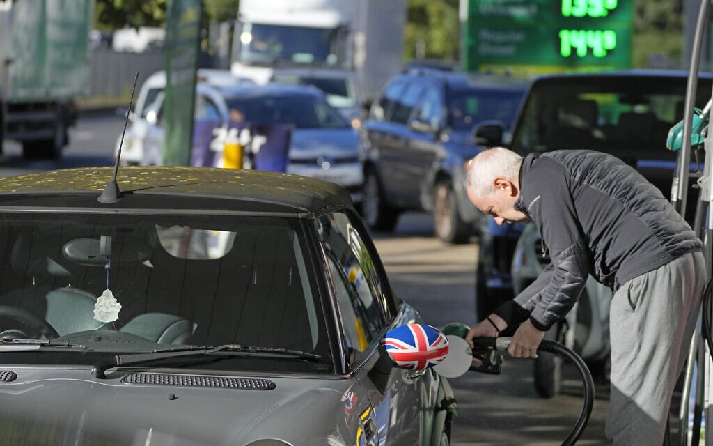 תור ארוך של מכוניות הממתינות למלא דלק באחת התחנות האחרונות שנותרו פתוחות בלונדון, בעקבות המחסור החמור בדלק בבריטניה, 29 בספטמבר 2021 (צילום: AP Photo/Frank Augstein)