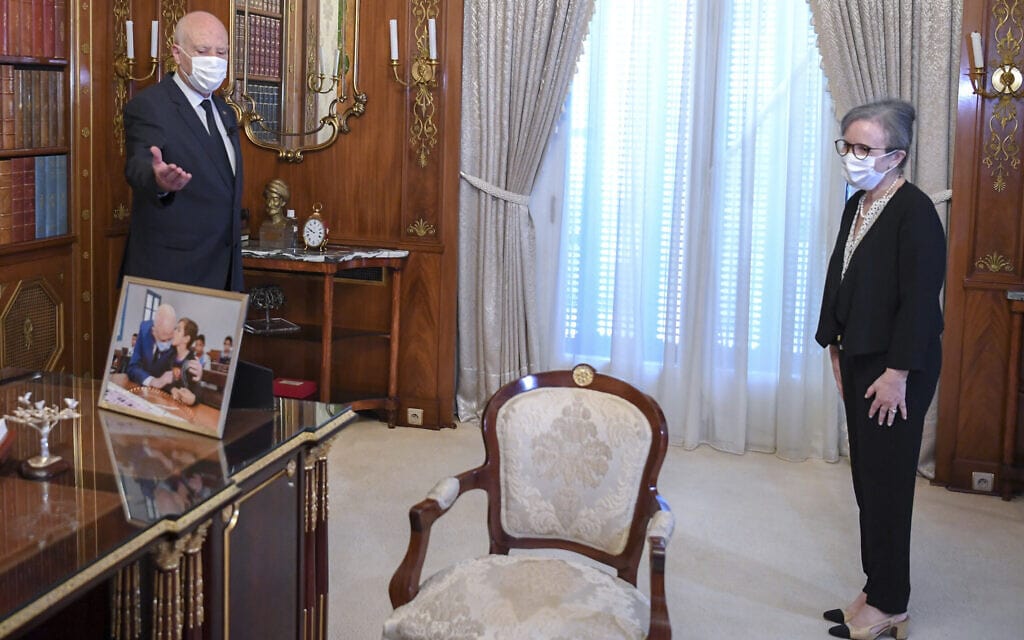 נשיא תוניסיה קייס סעיד עם ראשת הממשלה החדשה נג&#039;לא בודן רמדאן, 29 בספטמבר 2021 (צילום: Slim Abid/ Tunisian Presidency via AP)
