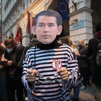 מפגינים באוסטריה נגד הקנצלר סבסטיאן קורץ לנוכח הפתיחה בחקירת שוחד נגדו (צילום: AP Photo/Lisa Leutner)