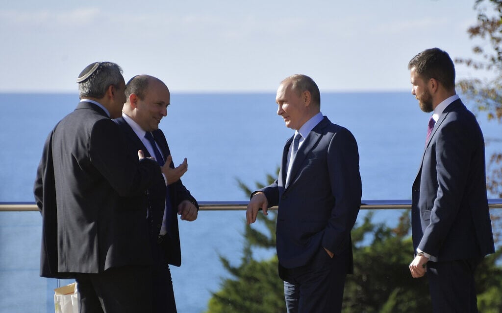 ראש הממשלה נפתלי בנט ונשיא רוסיה ולדימיר פוטין בפגישתם בסוצ'י שברוסיה, 22 באוקטובר 2021; לצידם השר זאב אלקין (צילום: Evgeny Biyatov, Sputnik, Kremlin Pool Photo via AP)