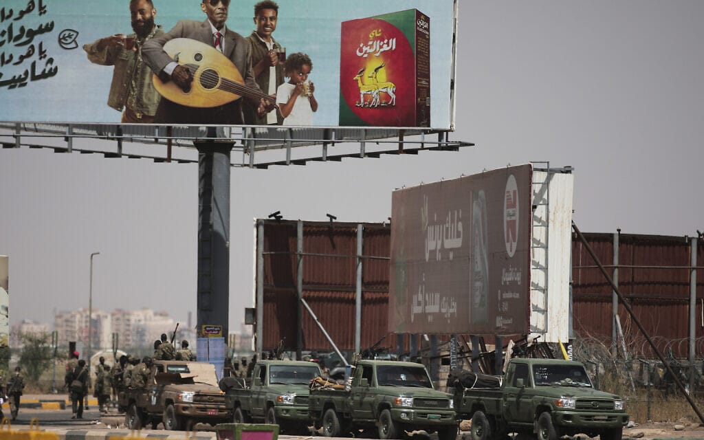 כוחות הביטחון הסודנים נערכים בזמן ההפגנות, יום אחרי ההפיכה הצבאית והשתלטות הצבא בחרטום, 26 באוקטובר, 2021 (צילום: AP Photo/Marwan Ali)