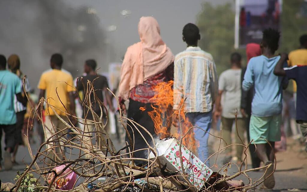 הפגנות בח'רטום בעקבות ההפיכה הצבאית בסודאן, 25 באוקטובר 2021 (צילום: AP Photo/Ashraf Idris)