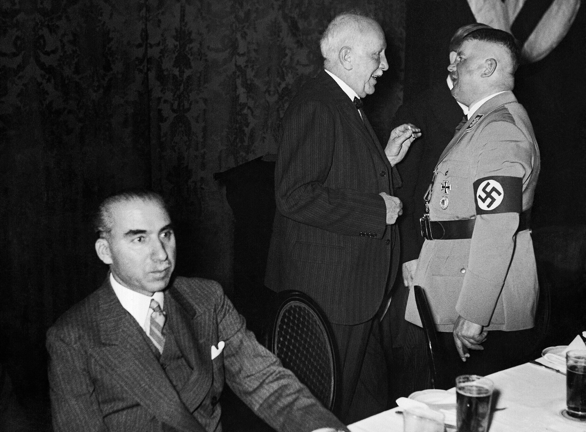 חבר המפלגה הנאצית, השר ואחד ממייסדי האס-אה ארנסט רהם (מימין), משוחח עם המלחין המפורסם ריכרד שטראוס (במרכז), בברלין, 7 בדצמבר 1933. משמאל יושב השגריר הטורקי כמאל א-דין פאשה (צילום: AP Photo)