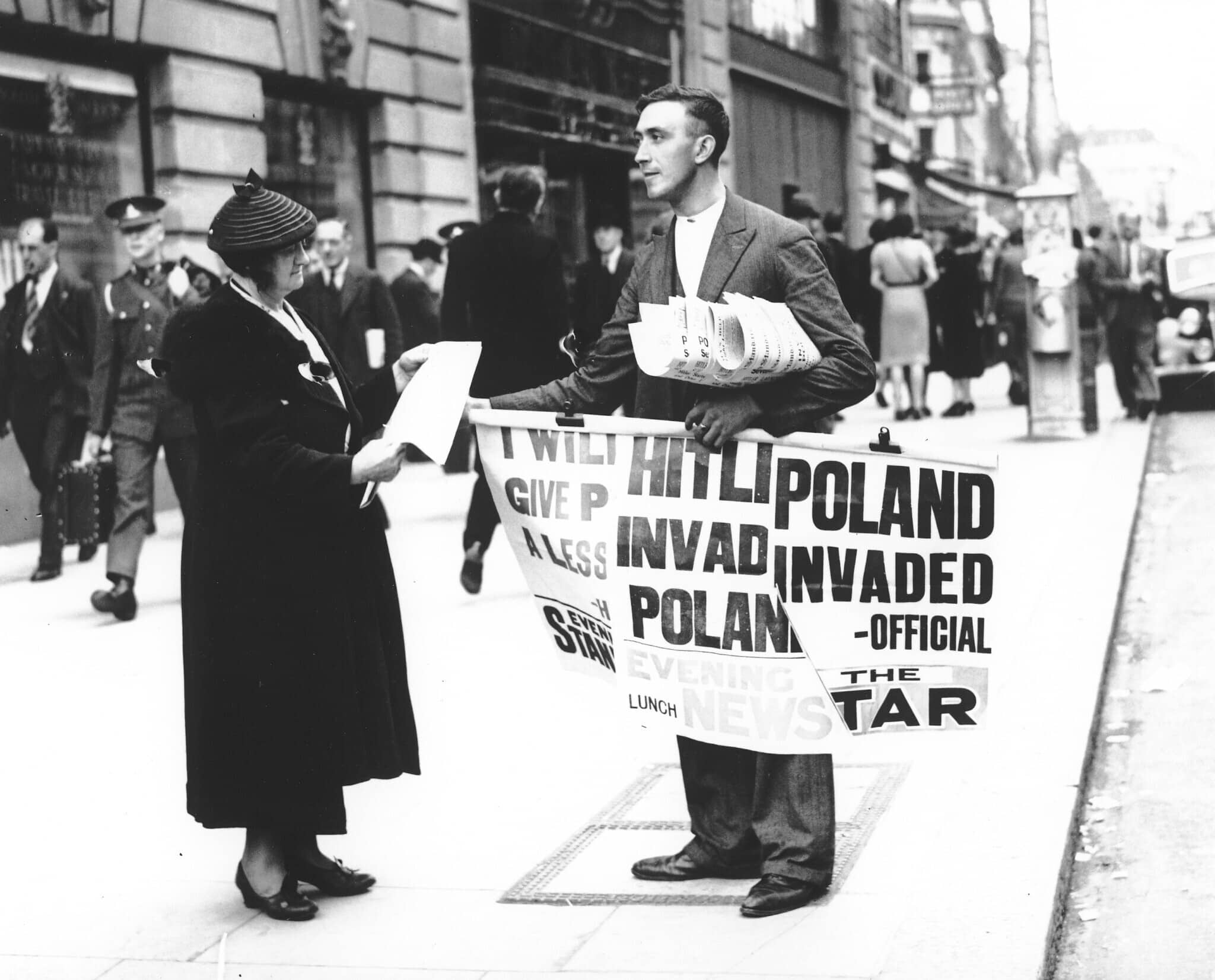 אישה רוחשת עיתון המבשר על פלישת גרמניה הנאצית לפולין, ספטמבר 1939 (צילום: AP Photo)