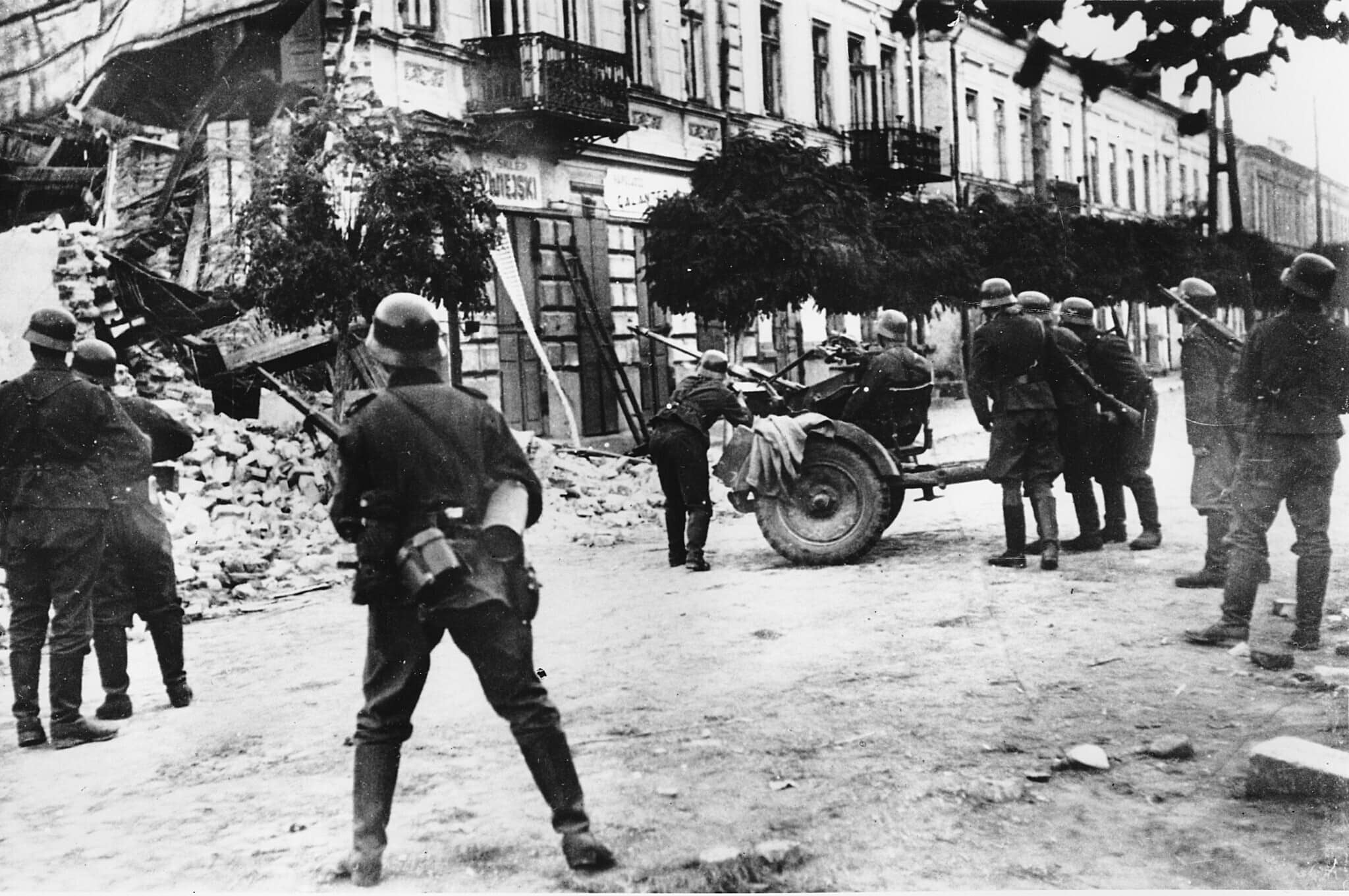 חיילים גרמנים מנסים לסלק צלפים בוורשה במהלך הפלישה הנאצית לפולין בספטמבר 1939 במלחמת העולם השנייה (צילום: AP Photo)