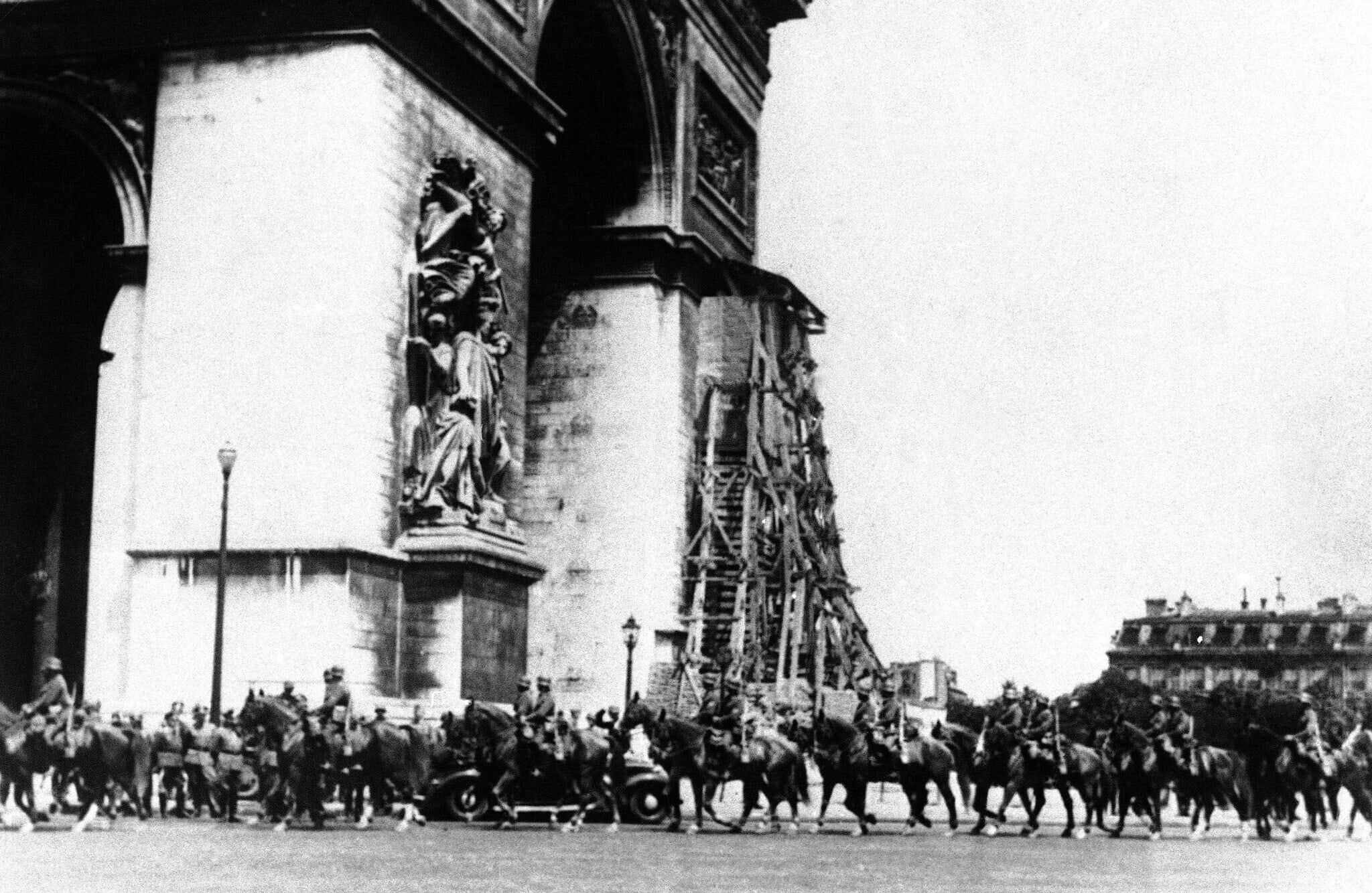 חיילים גרמנים חולפים על פני שער הניצחון בפריז, 14 ביוני 1940 (צילום: AP Photo)