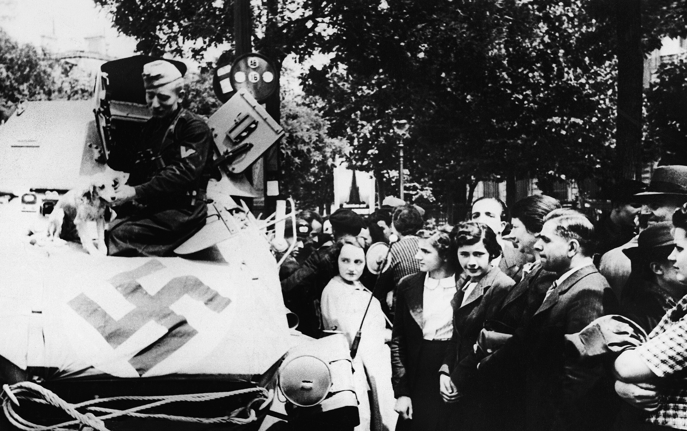 תושבי פריז חוו את כניסת הכוחות הגרמניים לעירם בשער הניצחון ב-20 ביוני 1940. פריז נכבשה ב-14 ביוני 1940 (צילום: AP Photo)