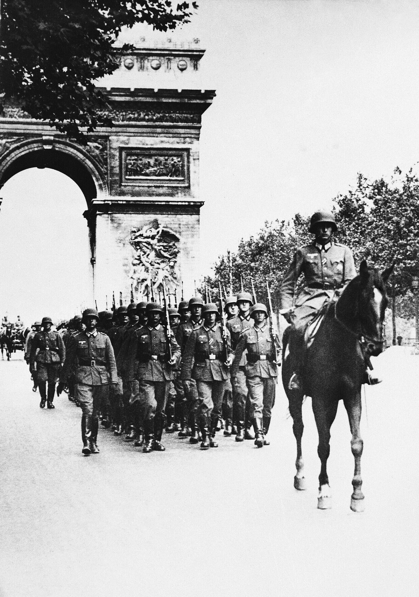 חיילים נאצים צועדים בשדרת שאנז אליזה בפריז, 2 אוגוסט 1940 (צילום: AP Photo)