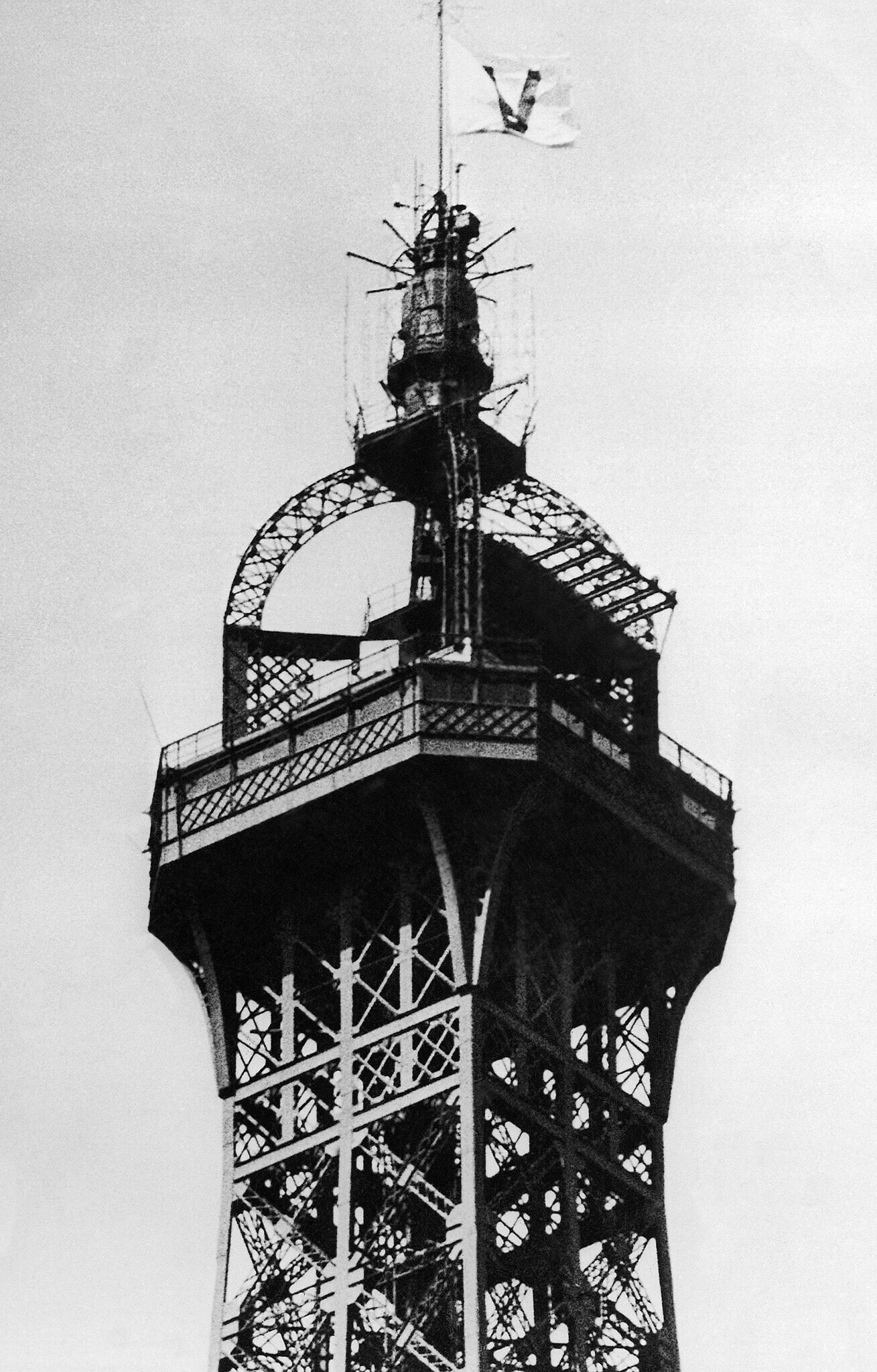 סמל הניצחון הגרמני V מתנוסס מעל פסגת מגדל אייפל בפריז ב-28 ביולי 1941 (צילום: AP Photo)