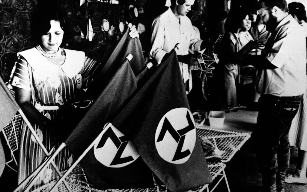 דגלי חזית ההתנגדות האפריקנרית הניאו־נאצית, 50 ק&quot;מ מיוהנסבורג (צילום: AP Photo)