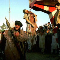 פעילי טליבאן חוגגים בקאבול, אחרי ההוצאה להורג של נשיא אפגניסטן נג'יבולה ואחיו, 27 בספטמבר 1996 (צילום: AP Photo/B.K.Bangash)