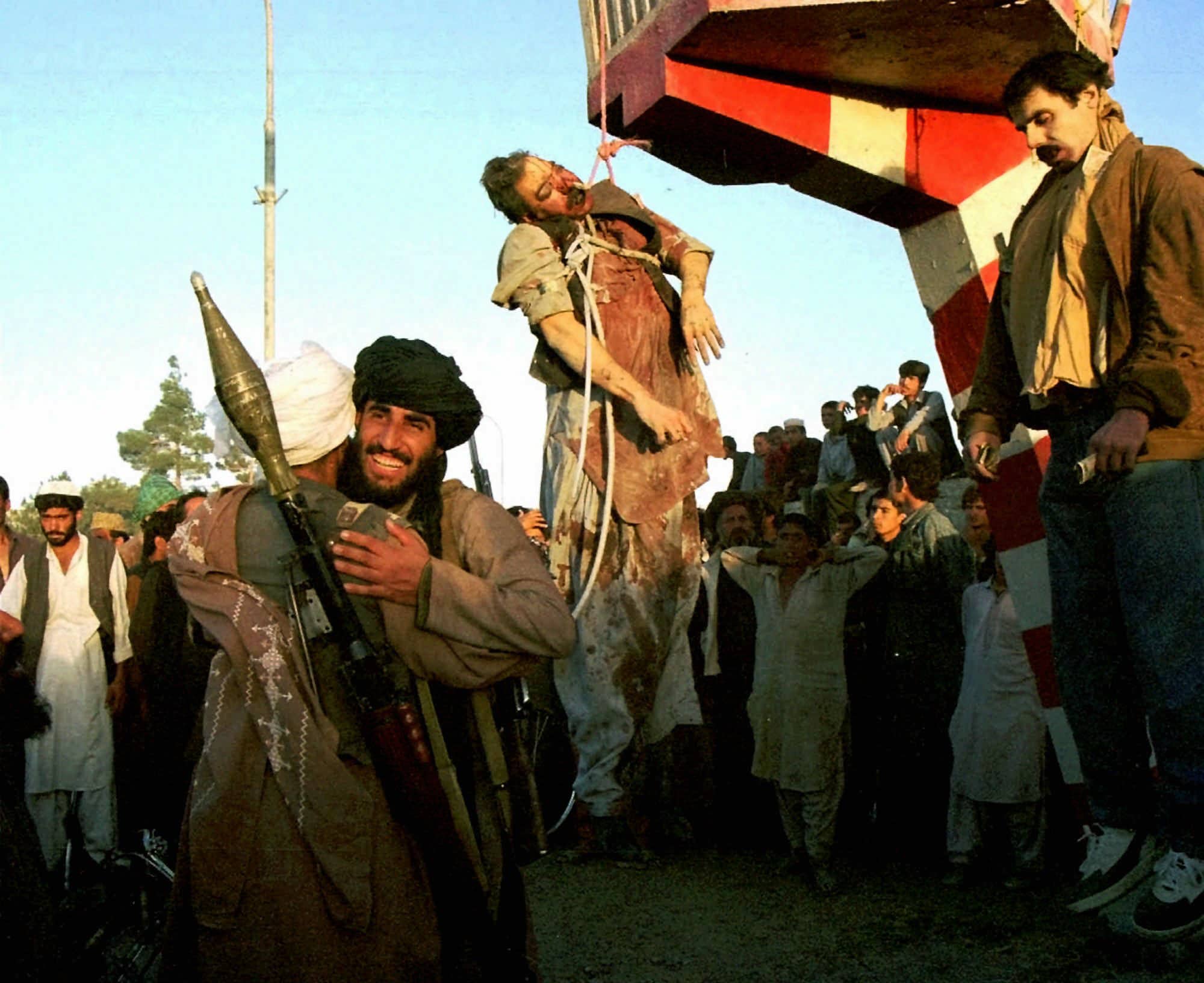 פעילי טליבאן חוגגים בקאבול, אחרי ההוצאה להורג של נשיא אפגניסטן נג&#039;יבולה ואחיו, 27 בספטמבר 1996 (צילום: AP Photo/B.K.Bangash)
