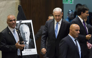 נתניהו מגיע לטקס בכנסת במלאת  19 שנה לרצח רבין, 5.11.2014 (צילום: Yonatan Sindel/Flash90)