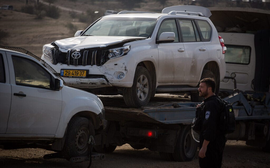 המכונית של יעקוב אל-קיעאן נלקחת על ידי מח&quot;ש בבוקר שלאחר האירוע באום אל-חיראן, 18 בינואר 2017 (צילום: הדס פרוש/פלאש90)