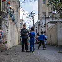 ילדים משחקים בשכונת ואדי ניסנאס בחיפה, 5 בפברואר 2021 (צילום: Shir Torem/Flash90)