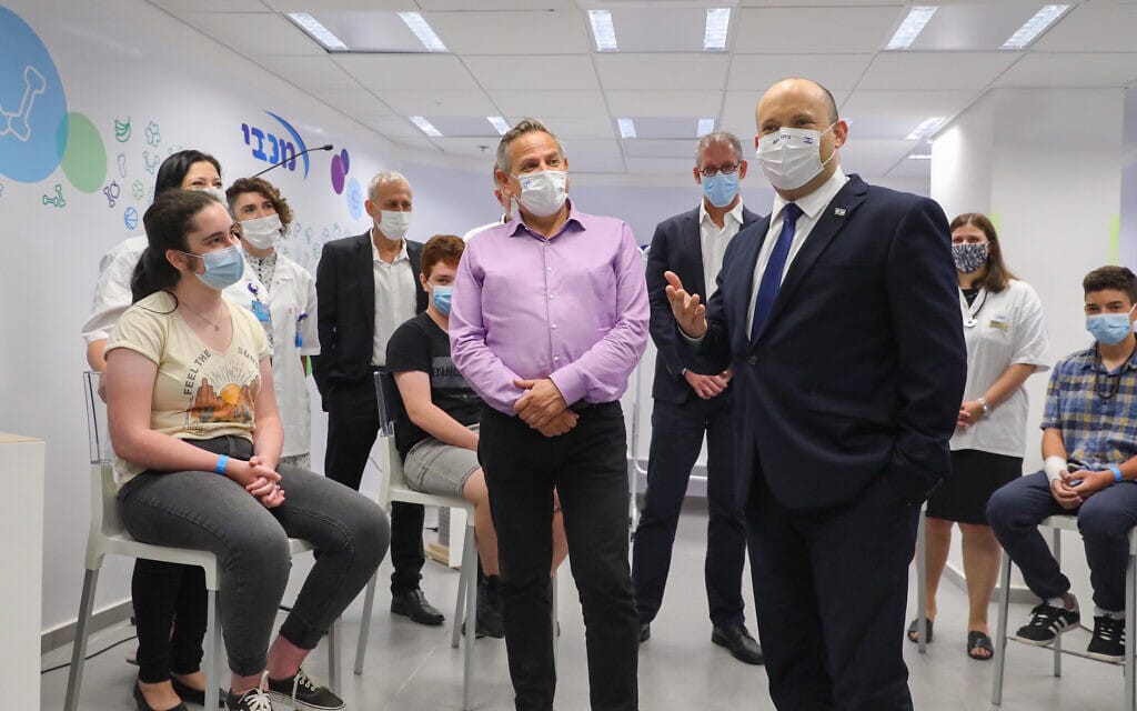ראש הממשלה נפתלי בנט ושר הבריאות ניצן הורוביץ במרכז חיסונים של מכבי בחולון, 29 ביוני 2021 (צילום: Marc Israel Sellem/POOL)