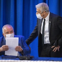 יאיר לפיד ואביגדור ליברמן בישיבת הקבינט במשרד החוץ, 12 בספטמבר 2021 (צילום: אוליבייה פיטוסי/פלאש90)