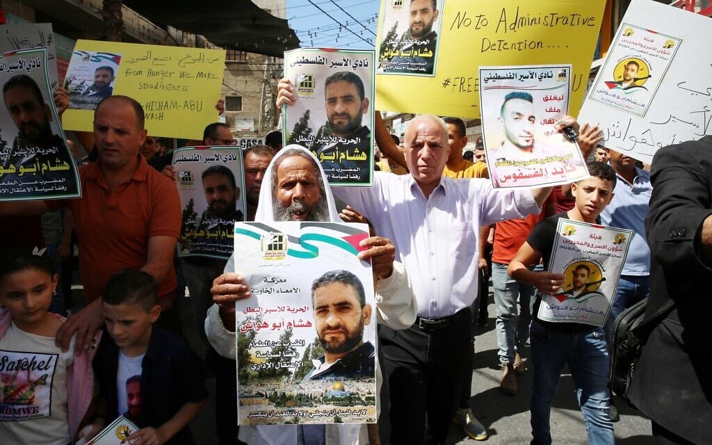פלסטינים מפגינים לשחרורם של העצירים המנהליים ששובתים רעב בכפר דורה, 17 בספטמבר 2021 (צילום: Wisam Hashlamoun/FLASH90)