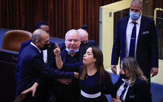 מאי גולן קוראת קריאת ביניים בכנסת לעברו של ראש הממשלה נפתלי בנט; לידה – דודי אמסלם, 4 באוקטובר 2021 (צילום: אוליבייה פיטוסי, פלאש 90) מאי גולן קוראת קריאת ביניים בכנסת לעברו של ראש הממשלה נפתלי בנט; לידה – דודי אמסלם, 4 באוקטובר 2021 (צילום: אוליבייה פיטוסי, פלאש 90)