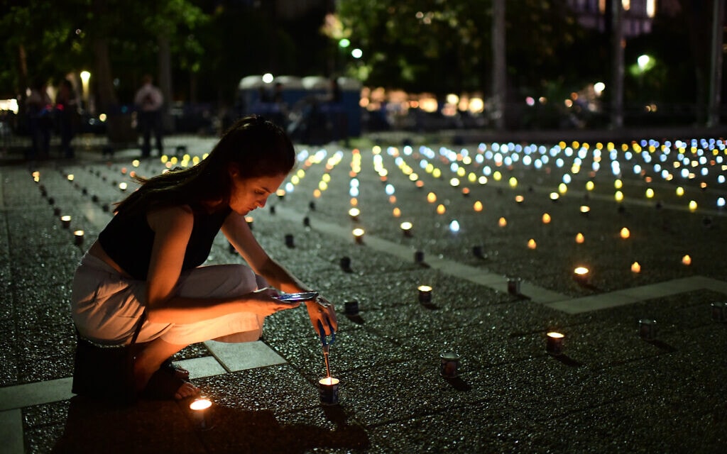 מיצג של 15 אלף נרות לרגל 26 שנים לרצח רבין בכיכר רבין, 18 באוקטובר 2021 (צילום: Tomer Neuberg/Flash90)