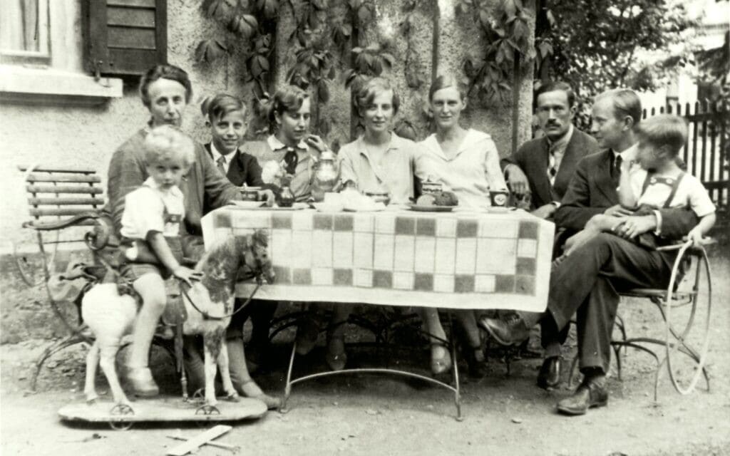 מילדרד הרנק (רביעית מימין) עם משפחת הרנק בעיר ינה, גרמניה, ב-1929 (צילום: Gedenkstätte Deutscher Widerstand)