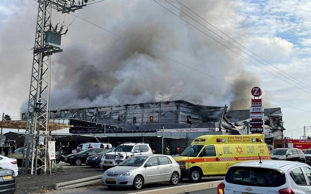 מרכז הקניות Z סנטר בקלנסווה, בשעה ששרפה מתחוללת בו, 16 באוקטובר 2021 (צילום: כבאות והצלה לישראל)