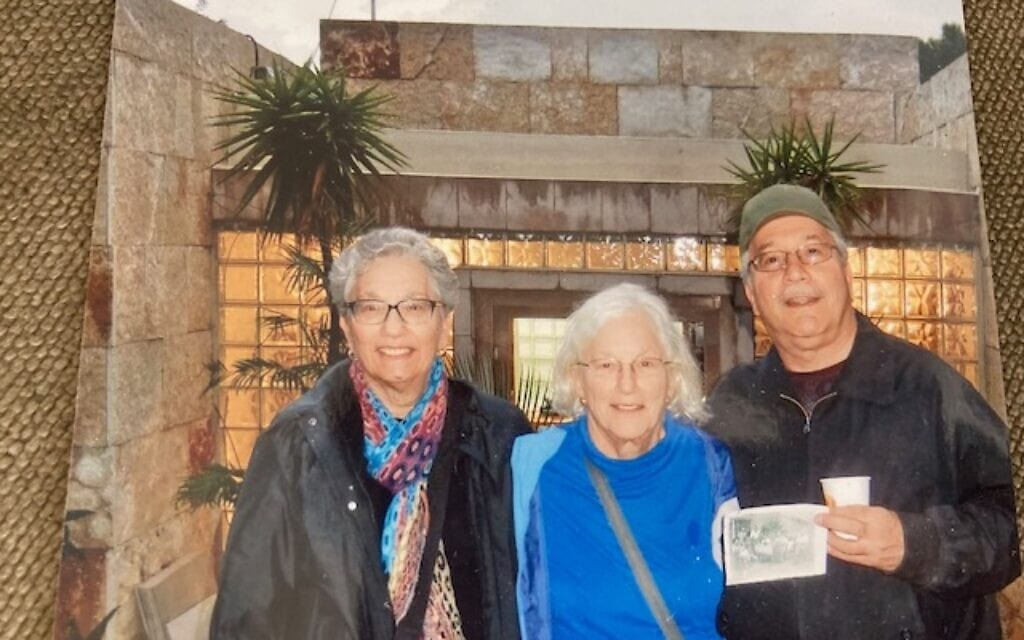 משמאל לימין: גילה דיקיי, חנה ויונה גולדשמידט מנסים להשיב לעצמם את הציור של לוביס קורינת שנבזז מסבם וסבתם, יחד עם בני הדודים שלהם (צילום: באדיבות משפחת גולדשמידט)