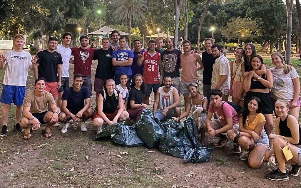 מתנדבים מנקים פארק בתל אביב (צילום: באדיבות שרונה שניידר)