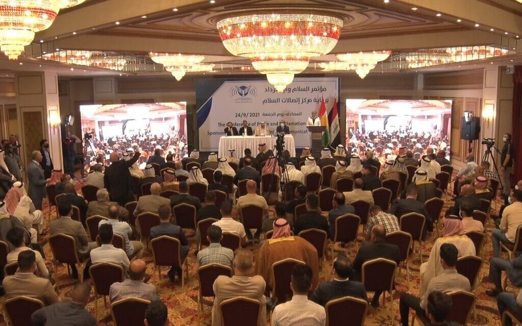 מאות עיראקים משתתפים בכנס הקורא לנורמליזציה ביחסים בין ישראל ועיראק, 24 בספטמבר 2021 (צילום: The Center for Peace Communications)