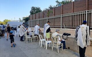 קבוצה של מתפללים בסמטה המובילה למסגרות חינוך בכוכב הצפון. "למי שגדל על מוצרט יהיה קשה להקשיב לזוהר ארגוב" (צילום: עומר שרביט) קבוצה של מתפללים בסמטה המובילה למסגרות חינוך בכוכב הצפון. "למי שגדל על מוצרט יהיה קשה להקשיב לזוהר ארגוב" (צילום: עומר שרביט)