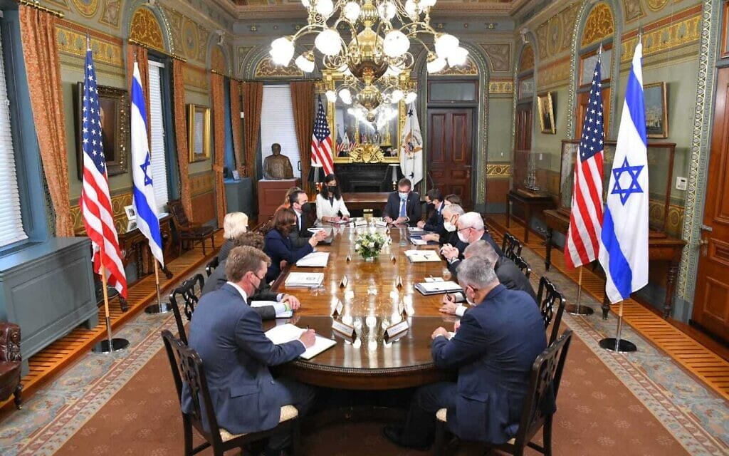 שר החוץ יאיר לפיד בפגישה עם סגנית הנשיא האמריקאי קמלה האריס, 13.10.2021 (צילום: שלומי אמסלם, לע״מ)