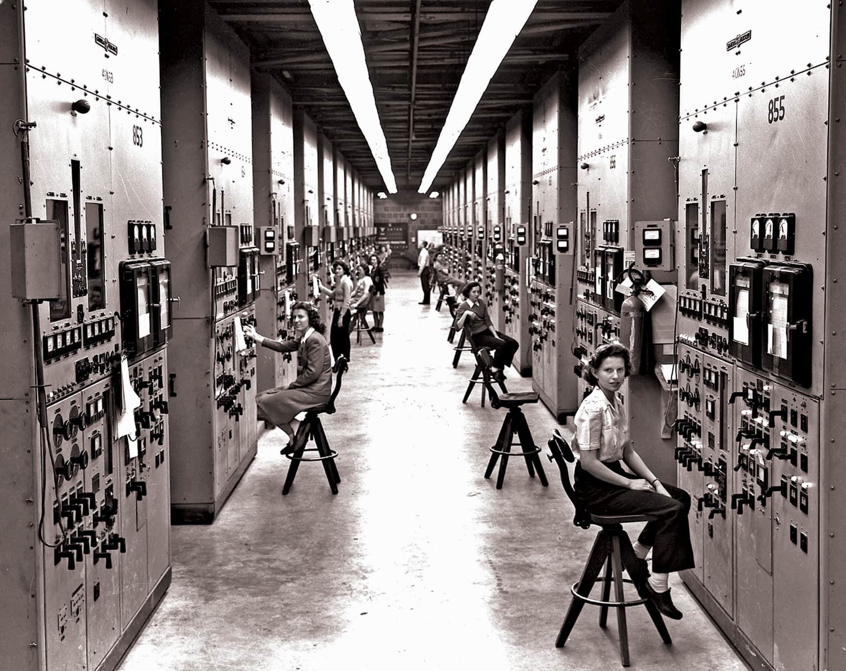 לוחות בקרה ומפעילות הקלוטרונים באוק רידג&#039; (צילום: Ed Westcott / American Museum of Science and Energy)