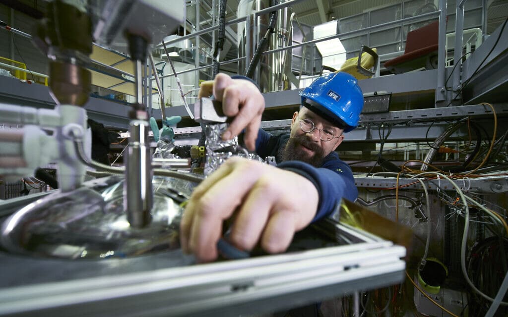 תמונה מניסויים באנטי-חומר במרכז המחקר של מאיצי החלקיקים בסרן (צילום: Cern,https://home.cern/resources/image/physics/antimatter-images-gallery)