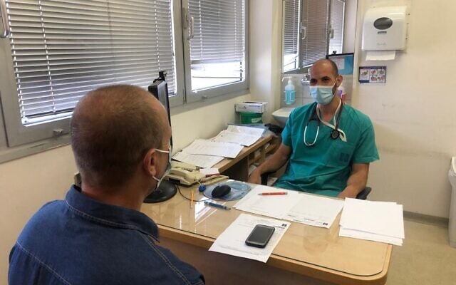 ד&quot;ר פארס דראושה במרפאת המחלימים בהדסה (צילום: דוברות הדסה)